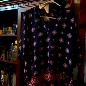 SUPER CUTE BLOUSE WITH LONGER BACK!